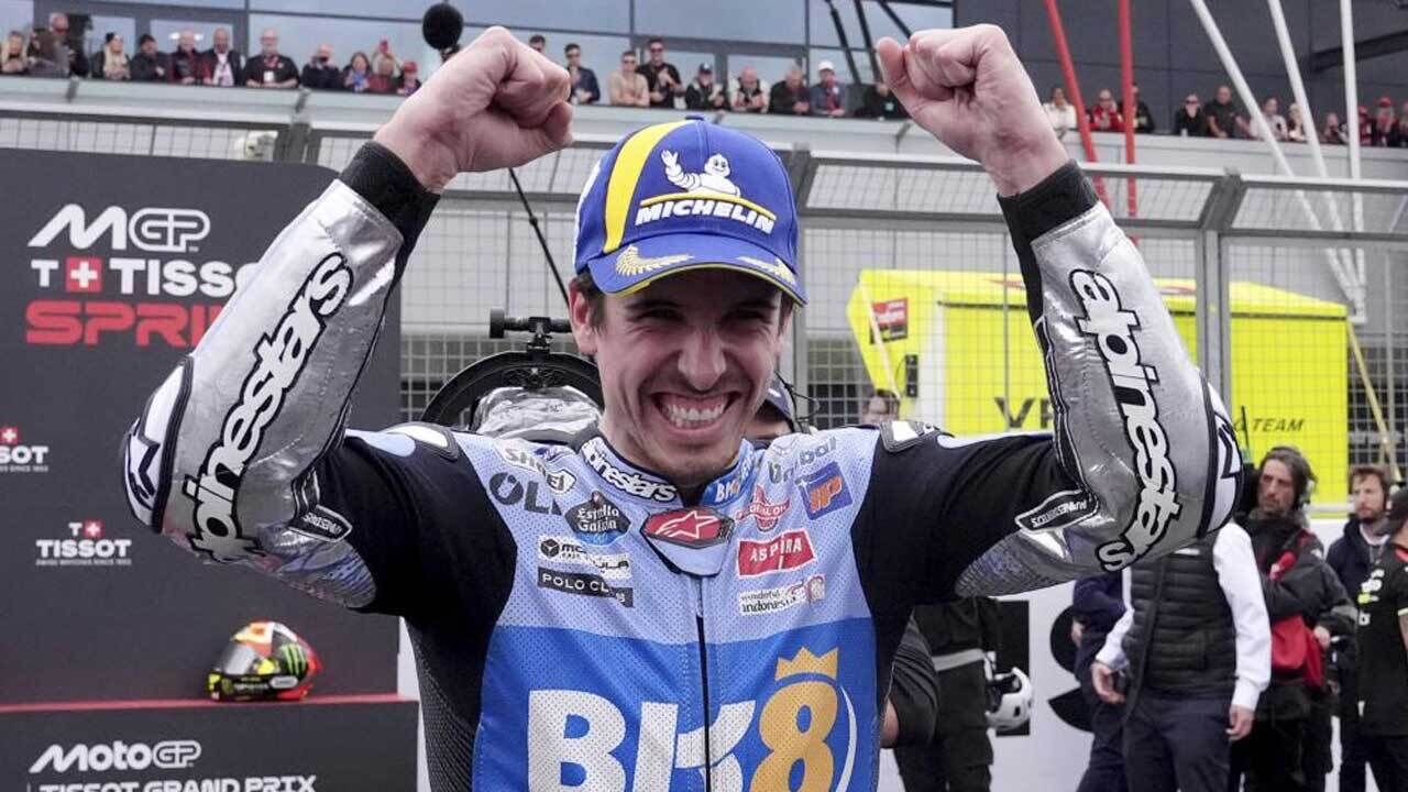 Alex Márquez celebra a vitória na corrida sprint do Grande Prémio de Inglaterra de MotoGP