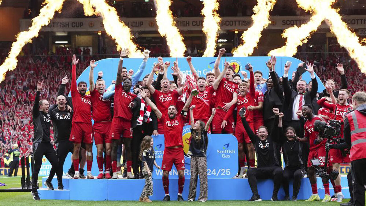 Jogadores e equipa técnica do Aberdeen fazem a festa após a conquista da Taça da Escócia