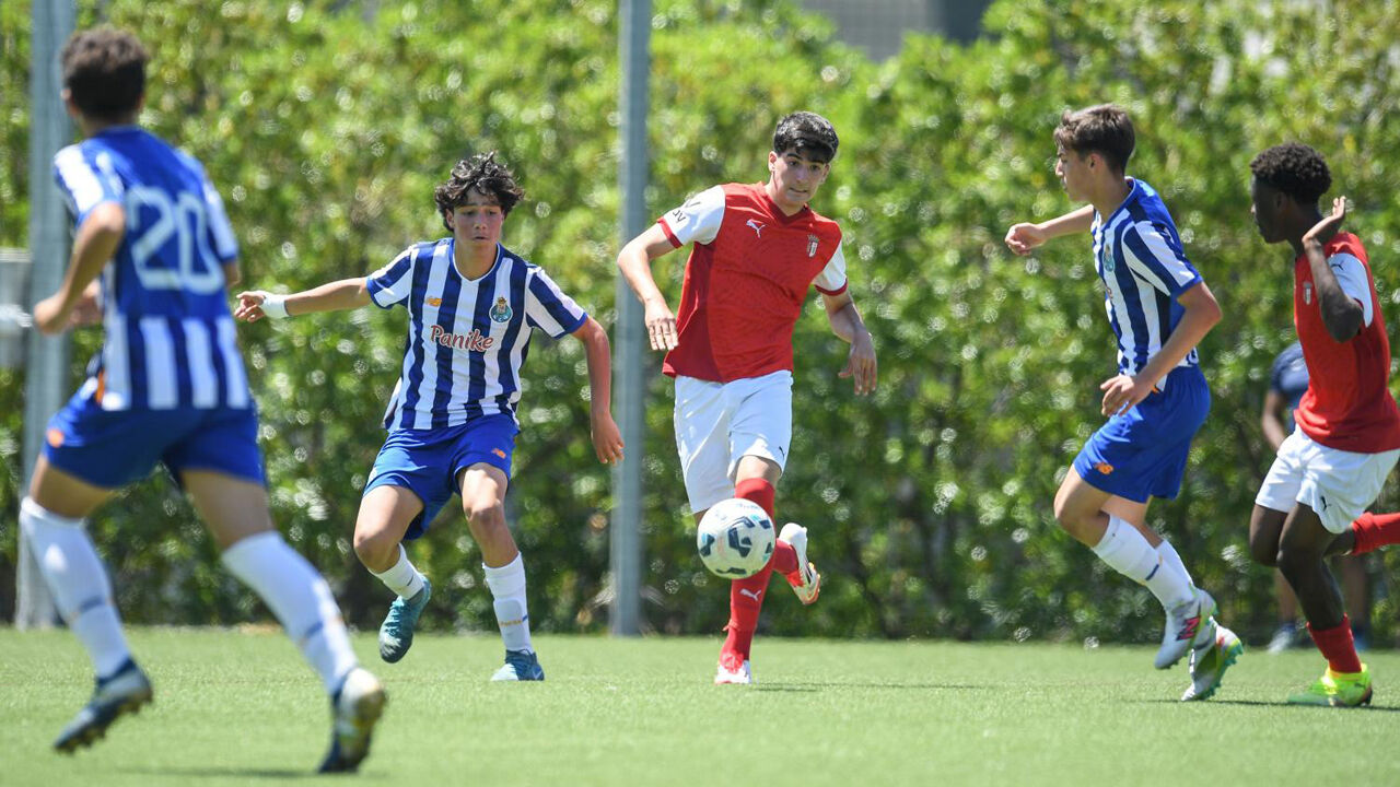 Os jogadores em ação durante o Sp. Braga-FC Porto, em iniciados
