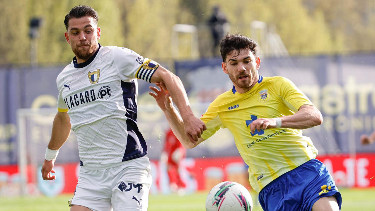 Enea Mihaj (à esquerda) tem dado nas vistas com a camisola do Famalicão