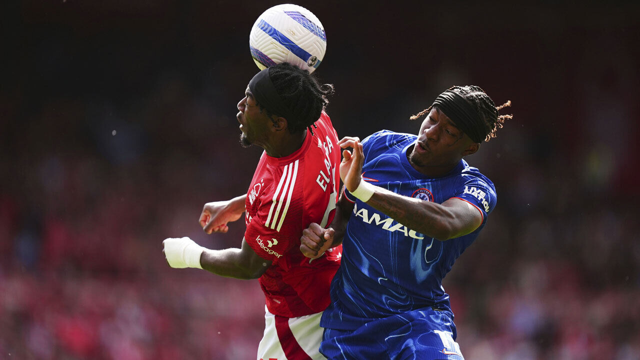 Anthony Elanga e Noni Madueke disputam a bola durante o Nottingham Forest-Chelsea
