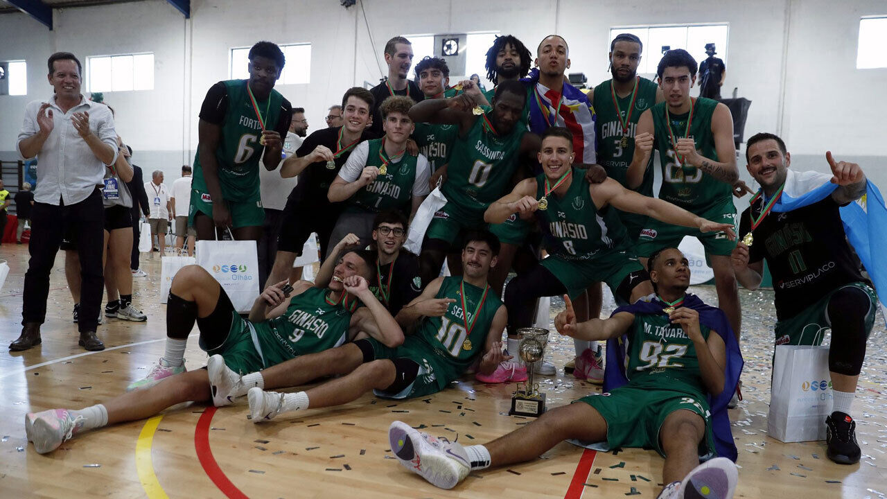 Jogadores do Ginásio Olhanense celebram a vitória sobre a Académica em Olhão e a conquista do 3.º escalão