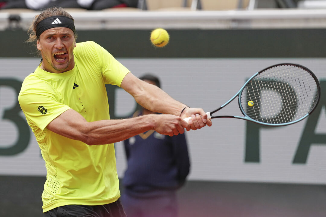 Alexander Zverev avança em Roland Garros