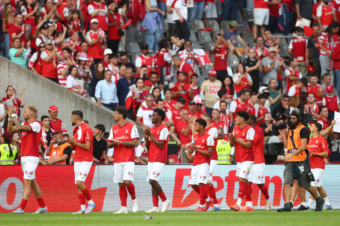 Jogadores do Sp. Braga saúdam os adeptos após o empate a 1 golo com o Benfica