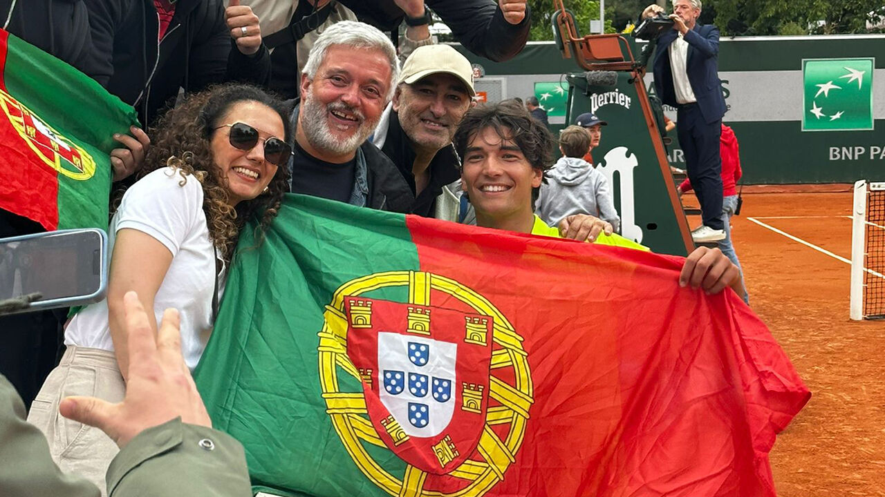 A festa de Henrique Rocha após apuramento para a 2.ª ronda