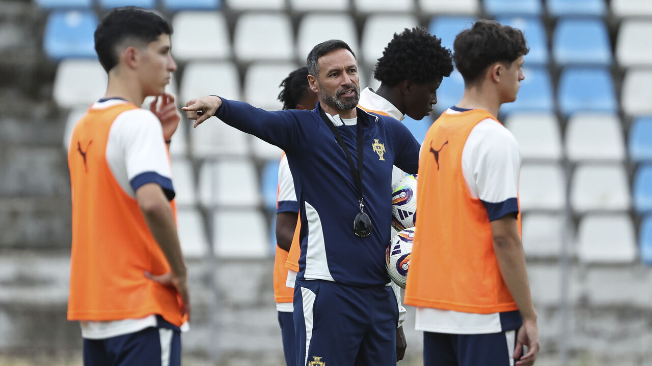 Bino Maçães durante um treino da Seleção sub-17