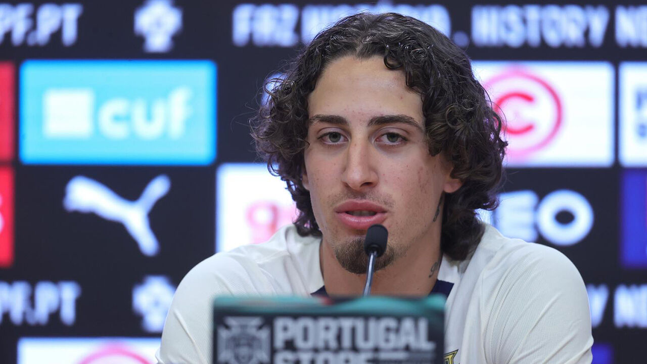 Fábio Silva em conferência de imprensa