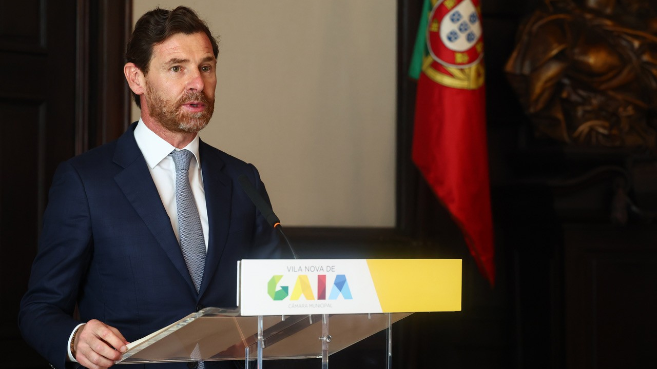 André Villas-Boas durante a assinatura do protocolo entre o FC Porto e a CM Gaia