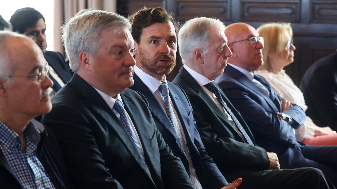 André Villas-Boas durante a assinatura do protocolo entre a CM Gaia e o FC Porto a propósito do CAR