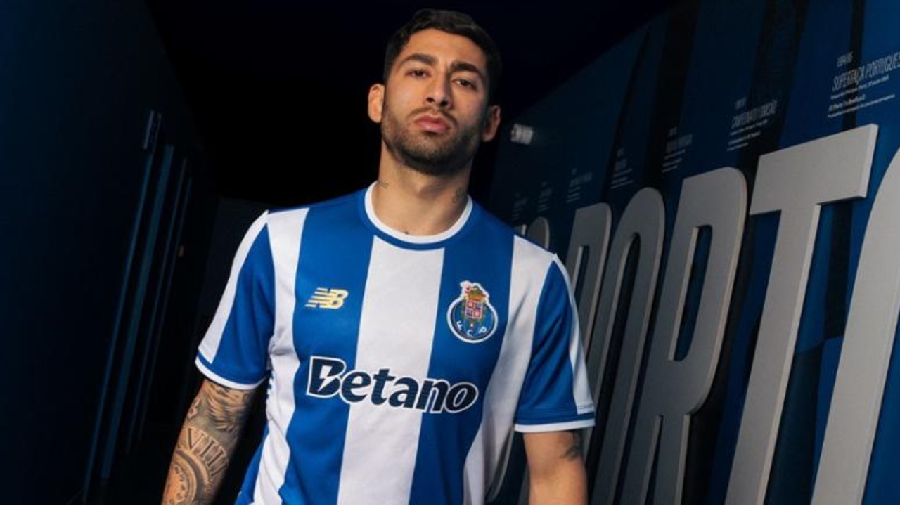 Alan Varela durante a apresentação do novo equipamento principal do FC Porto para a época 2025/26