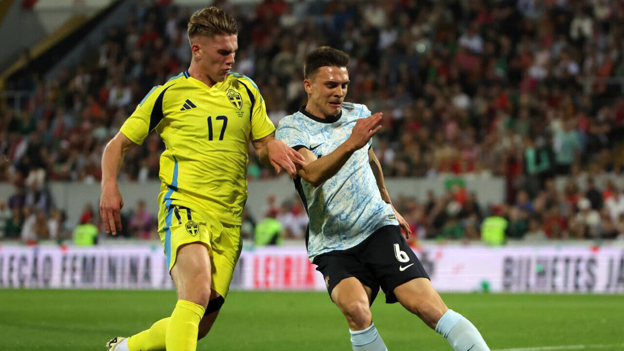 Gyökeres com Palhinha num jogo entre a Suécia e Portugal