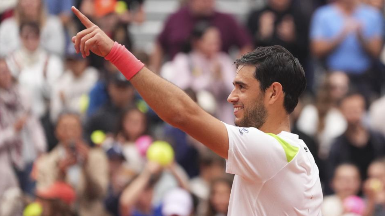 Nuno Borges festeja após vitória sobre Casper Ruud em Roland Garros