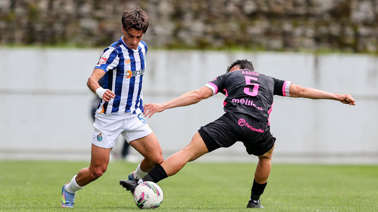 Aarón Romero (à direita) em ação frente ao FC Porto B