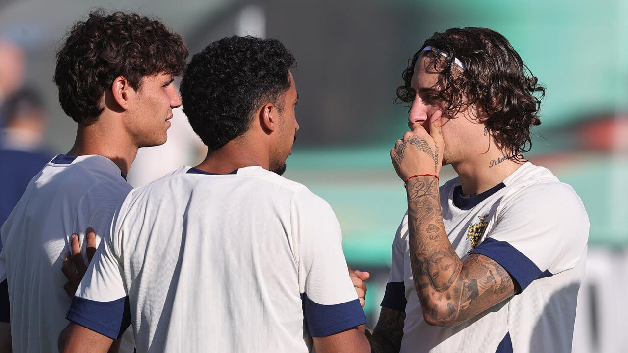 Eduardo Quaresma (à esquerda) à conversa com Tiago Tomás e Fábio Silva