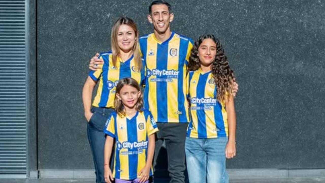 Di María, a mulher e as filhas vestidos com as cores do Rosário Central