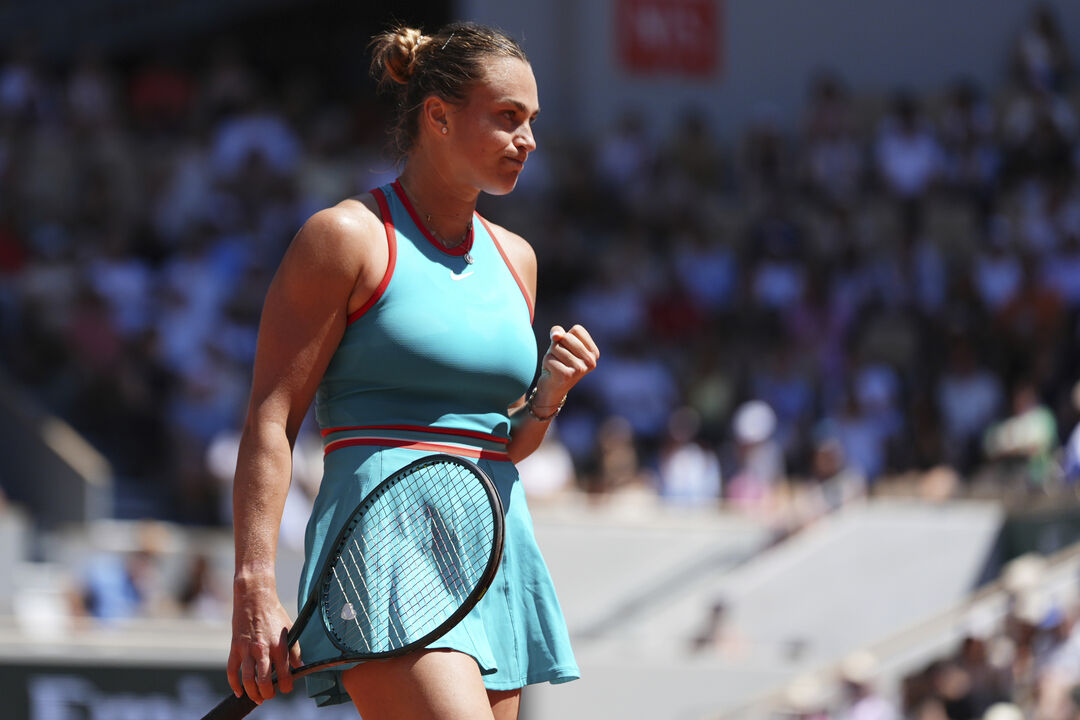 Aryna Sabalenka em ação em Roland Garros
