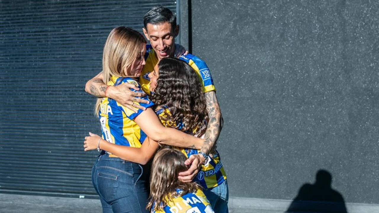 Di María com a mulher e as filhas