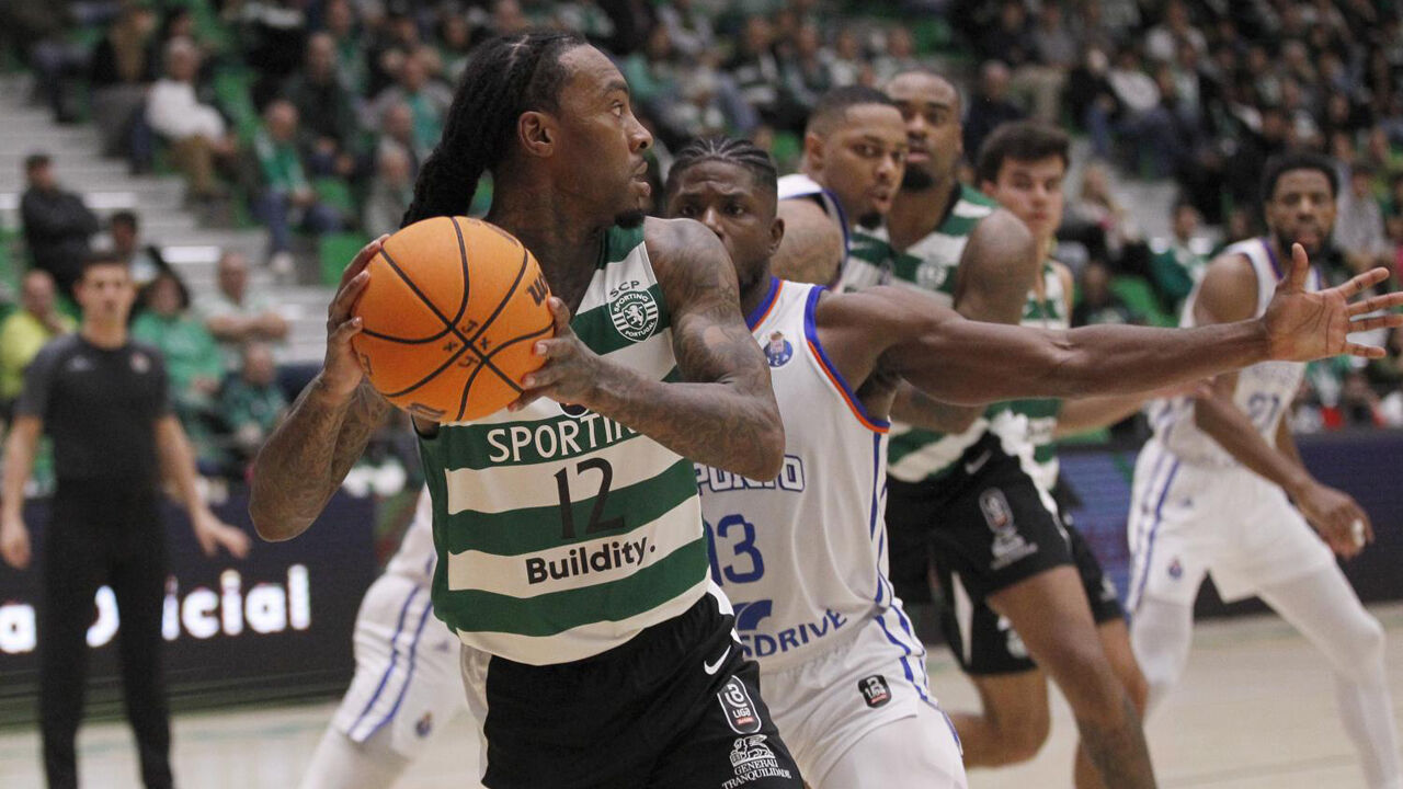 Os jogadores de Sporting e FC Porto em ação no João Rocha