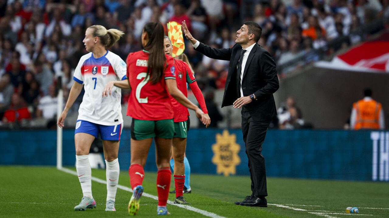 Francisco Neto dá indicações durante o Inglaterra-Portugal