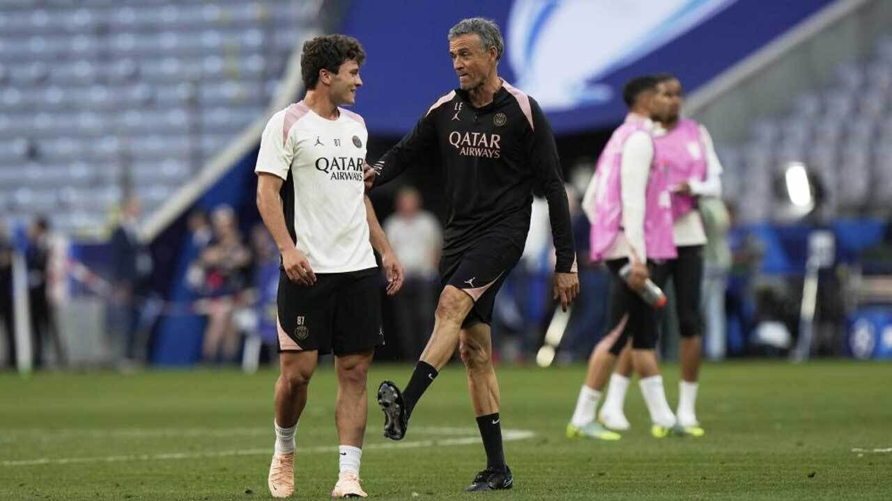 Luis Enrique com João Neves antes da final da Champions