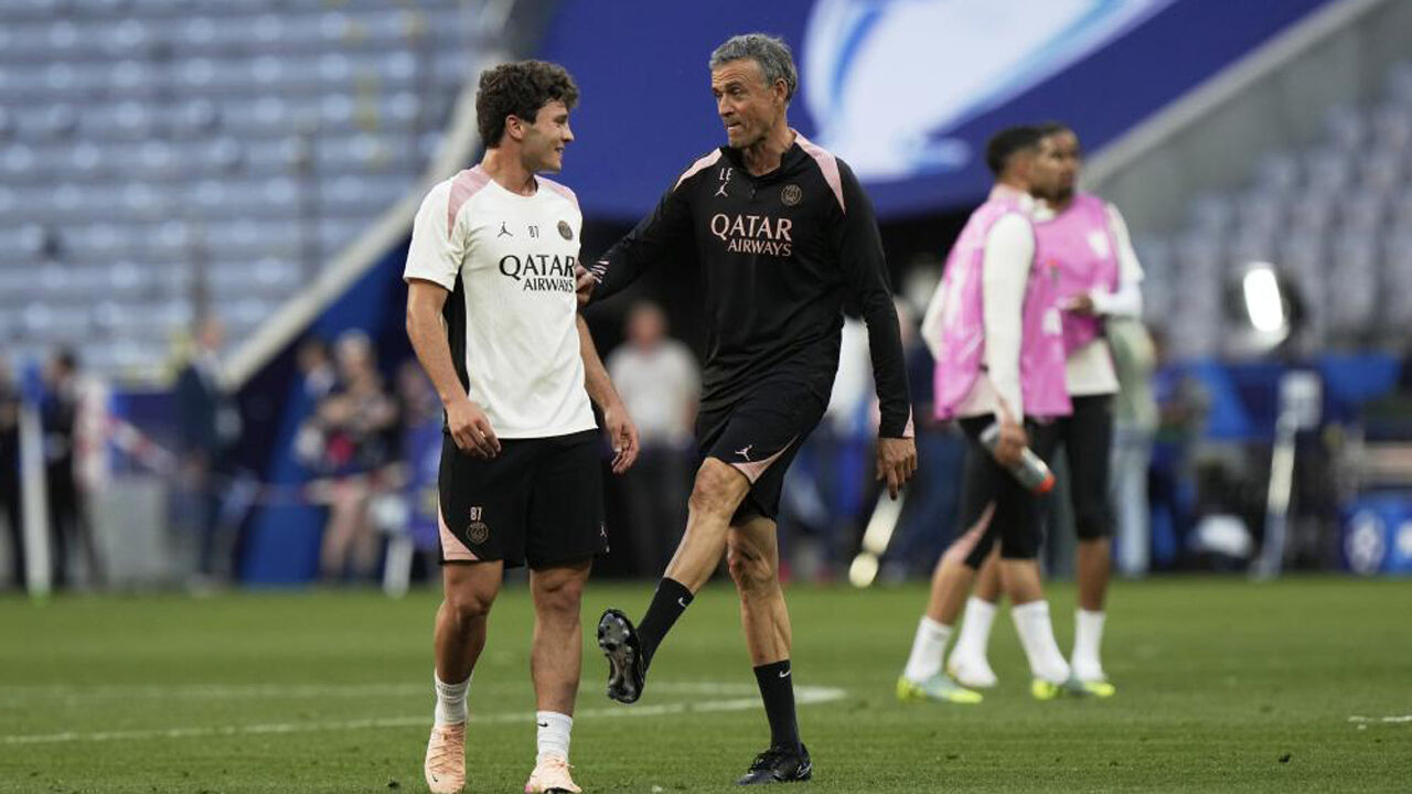Luis Enrique com João Neves durante a preparação para a final da Liga dos Campeões