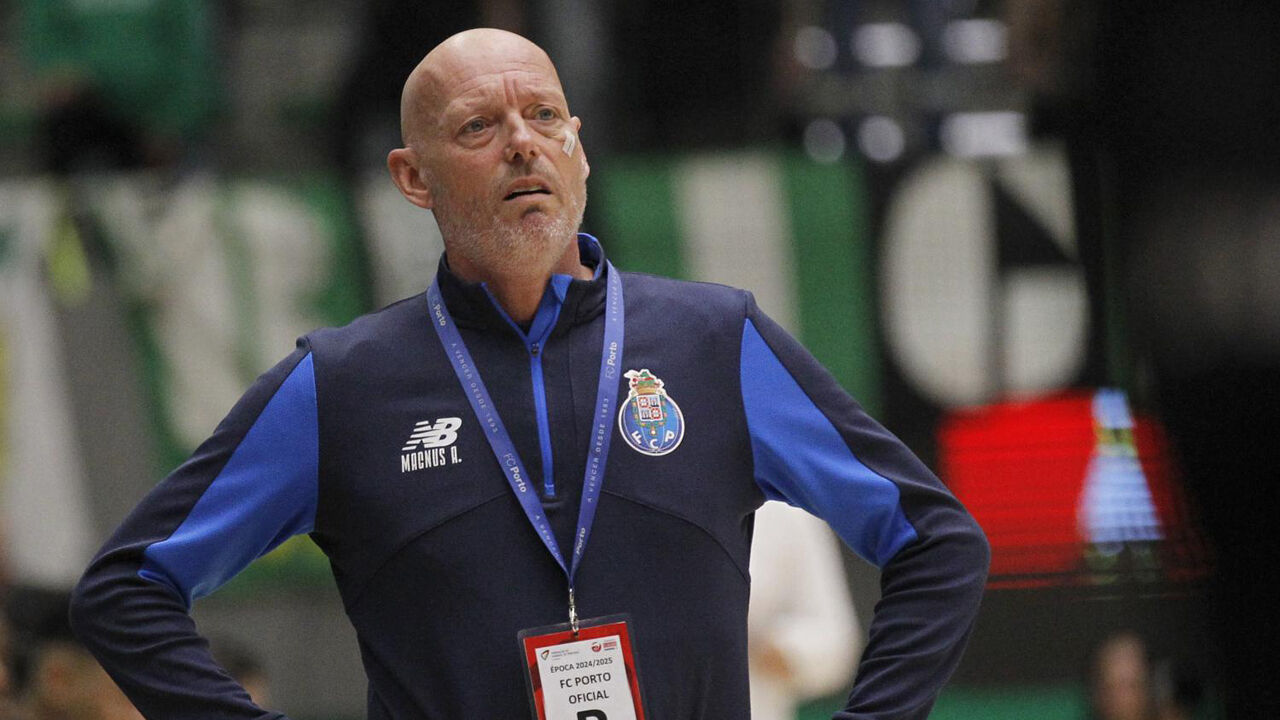 Magnus Andersson reage no banco do FC Porto