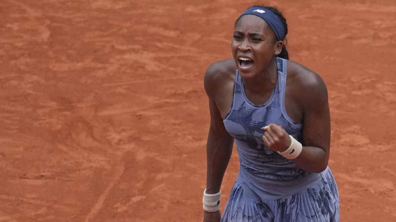 Coco Gauff festeja após vencer Marie Bouzkova