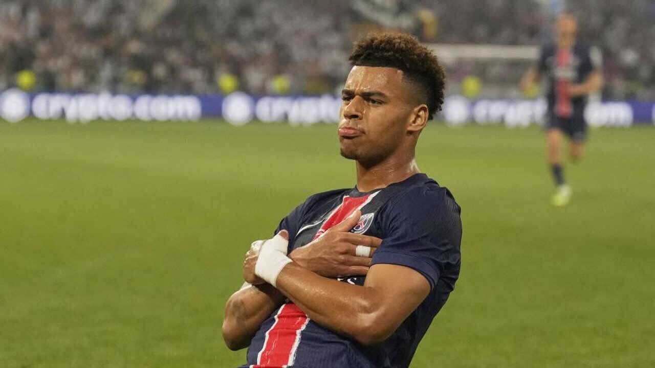 Desiré Doué celebrou um dos seus golos na final da Champions... à Mbappé