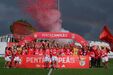 Jogadoras do Benfica festejam a conquista do pentacampeonato
