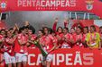 Jogadoras do Benfica festejam a conquista do pentacampeonato