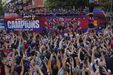 Milhares saíram às ruas em Espanha para celebrar o 'triplete' do Barcelona