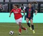 Jogadoras de Benfica e PSG disputam a bola