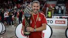Eugénio Rodrigues, treinador do Benfica, com taça de campeão