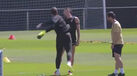 Szczesny e Lewandowski simulam cena de pancadaria no treino e assustam adeptos do Barcelona