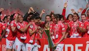 Jogadoras do Benfica festejam a conquista do pentacampeonato