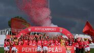 Jogadoras do Benfica festejam a conquista do pentacampeonato