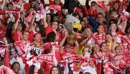 Jogadoras do Benfica festejam a conquista do pentacampeonato junto dos adeptos nas bancadas do Benfica Campus