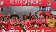 Jogadoras do Benfica festejam a conquista do pentacampeonato