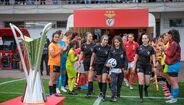 O troféu de campeão da Liga BPI no Benfica Campus e a entrada das equipas
