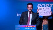 Ativista do movimento "Fim ao Fóssil" sobe ao palco com cartaz