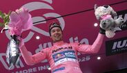 Roglic veste a camisola rosa