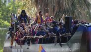 Milhares saíram às ruas em Espanha para celebrar o 'triplete' do Barcelona