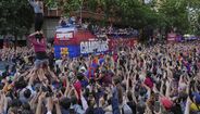 Milhares saíram às ruas em Espanha para celebrar o 'triplete' do Barcelona