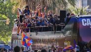 Milhares saíram às ruas em Espanha para celebrar o 'triplete' do Barcelona