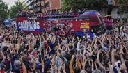 Milhares saíram às ruas em Espanha para celebrar o 'triplete' do Barcelona