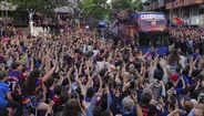 Milhares saíram às ruas em Espanha para celebrar o 'triplete' do Barcelona