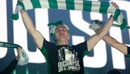 Gyökeres com a camisola comemorativa do bicampeonato leonino