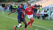 Jogadoras de Benfica e PSG disputam a bola