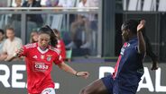 Jogadoras de Benfica e PSG disputam a bola
