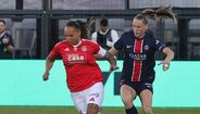 Jogadoras de Benfica e PSG disputam a bola
